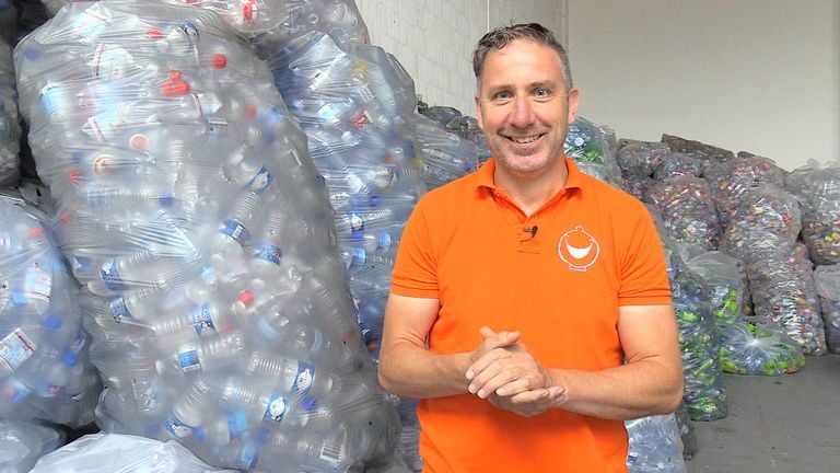 Rolph Adriaansen maakt van petflesjes een kroonluchter voor de Lochal. (foto: Tom van den Oetelaar