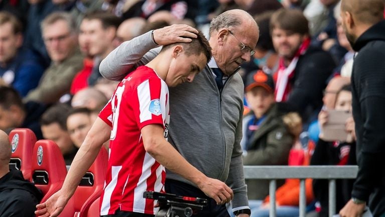 Mart van den Heuvel loopt met Ryan Thomas mee na diens rode kaart (foto: HollandseHoogte). 