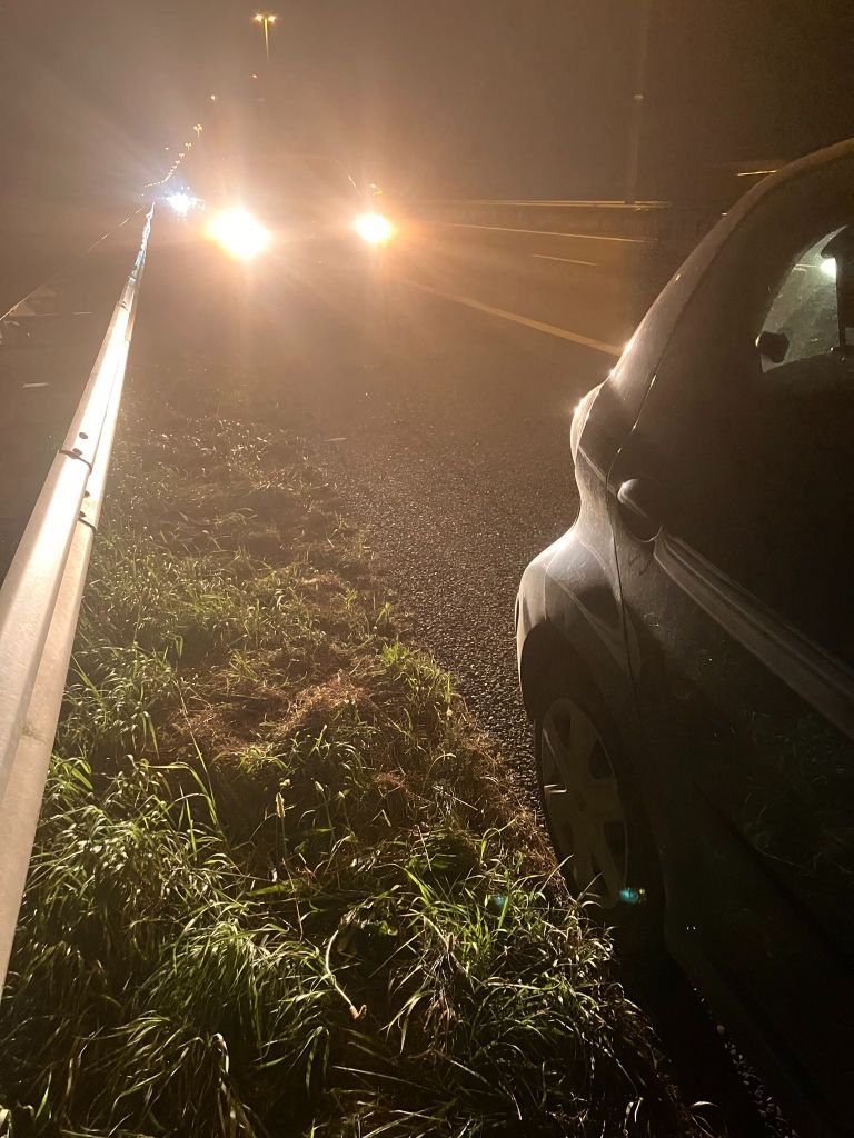 De auto zonder brandstof strandde op de A58 bij Oirschot (foto: X/Wis_Robert).