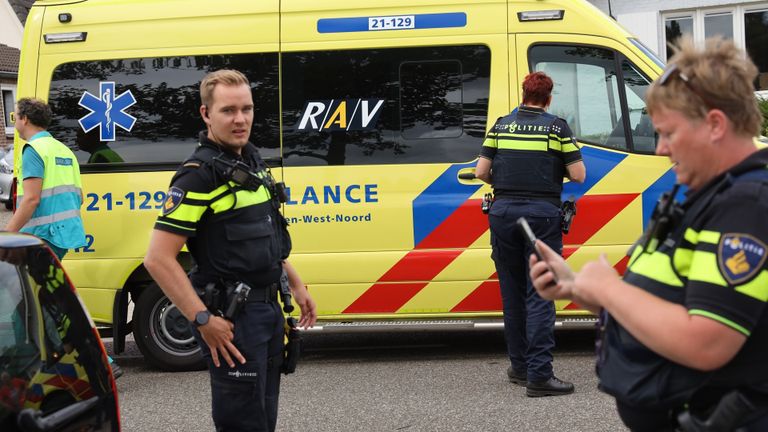 Twee gewonden zijn na de botsing in Mill naar een ziekenhuis gebracht (foto: Marco van den Broek/SQ Vision).