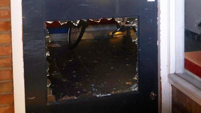 De inbrekers kwamen binnen bij Domino's Pizza in Empel door een ruit in de deur te slaan (foto: Bart Meesters).