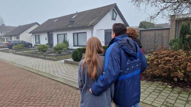 Patrick met zijn kinderen op de plek waar zij een paar dagen eerder, bij de bus van All You Need is Love, stonden te wachten (foto: Tom Berkers).