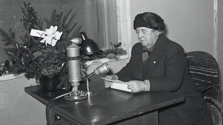 Koningin Wilhelmina bij de radio in Eindhoven in 1945 (foto: NA)