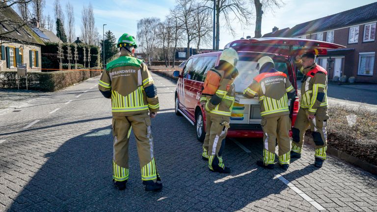 Vanwege het gaslek werd onder meer de brandweer opgeroepen (foto: Marcel van Dorst/SQ Vision).