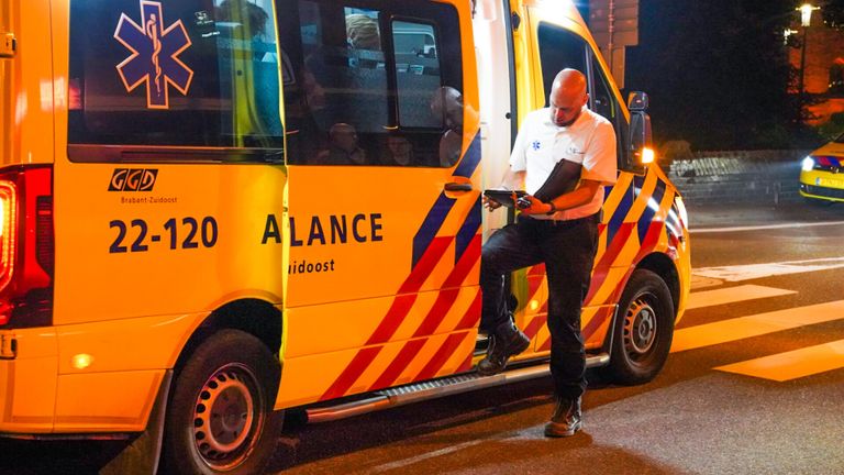 Het slachtoffer in Heeze is met een ambulance naar een ziekenhuis gebracht (foto: Dave Hendriks/SQ Vision).