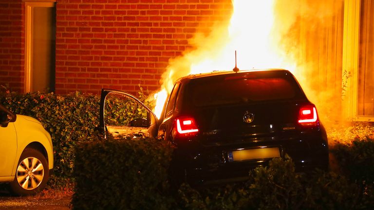 De brandende auto (foto: Gabor Heeres / SQ Vision).