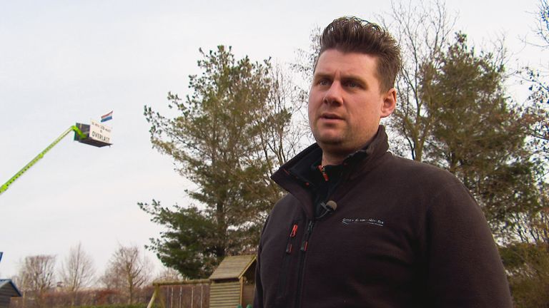 Willem Smits hoopt dat zijn hoogwerker de komst van de mast kan tegenhouden (Foto: Omroep Brabant). 