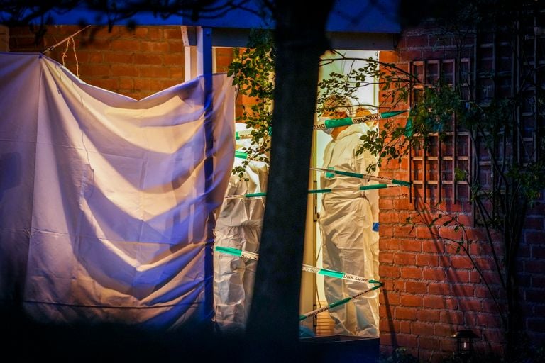 De politie is tot laat in de avond bezig met het onderzoek in de woning aan de Vilvoordehof (foto: SQ Vision).