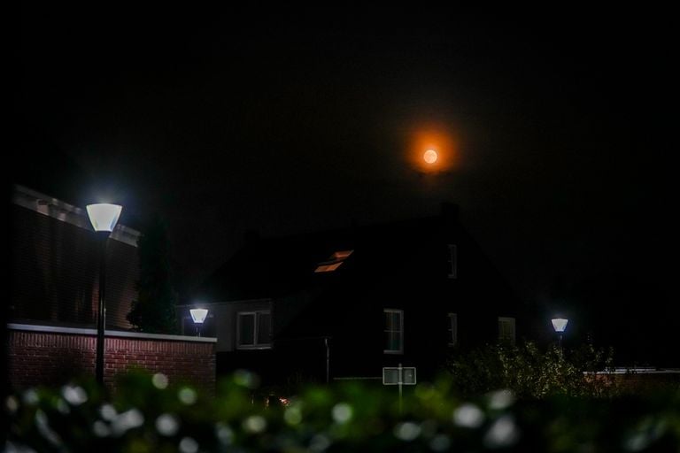 De roodkleurige maan was boven Eindhoven goed te zien (foto: SQ Vision).