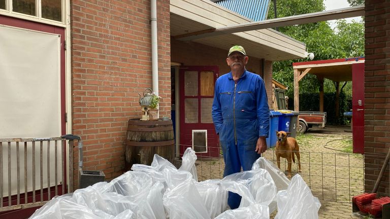 Ed Steiger zet zandzakken voor al zijn deuren (foto: Jos Verkuijlen)