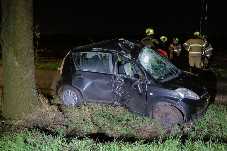 Het ongeluk op de Blauwstraat in Sint Anthonis gebeurde rond kwart over twee zaterdagnacht (foto: SK-Media).