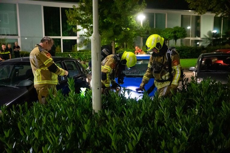 De brandweer had de situatie aan de Telefoonstraat in Roosendaal snel onder controle (foto: Christian Traets/SQ Vision).