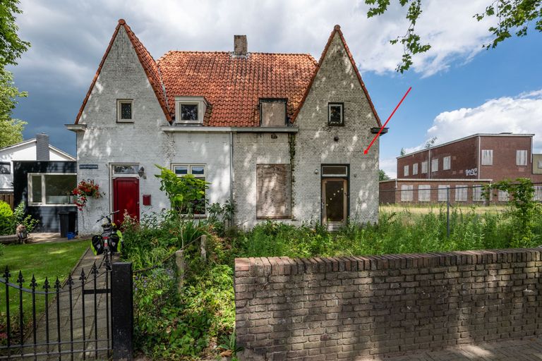 De tweekapper ligt in een groene laan. (foto: Funda)