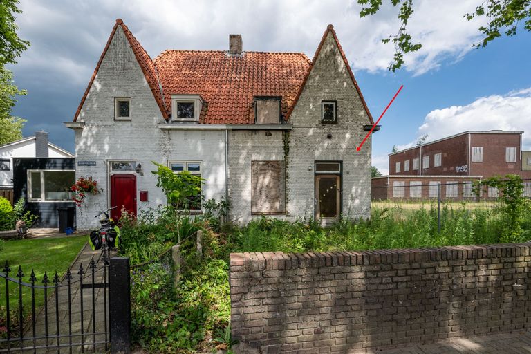 De tweekapper ligt in een groene laan. (foto: Funda)