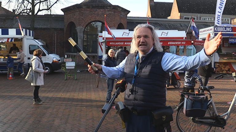 Peter van de Anderhalve Meter is op de markt terug van weggeweest