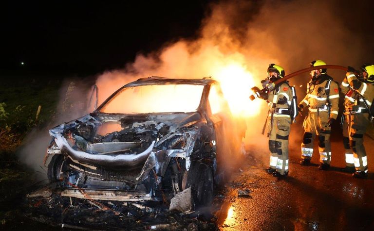 Van de auto in Haarsteeg bleef slechts een geraamte over (foto: Bart Meesters).