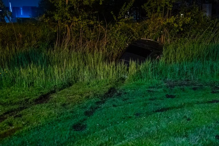 De bestuurder raakte van de Professor Asserweg in Waalwijk (foto: Iwan van Dun/SQ Vision).