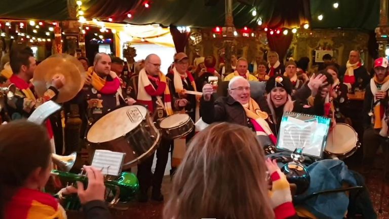 Ad van Dalen drinkt nog een pintje tijdens zijn laatste carnaval.