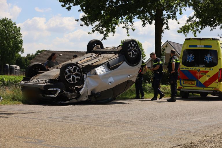 De auto eindigde ondersteboven op de straat Arendsnest in Boekel (foto: Kevin Kanters/SQ Vision).