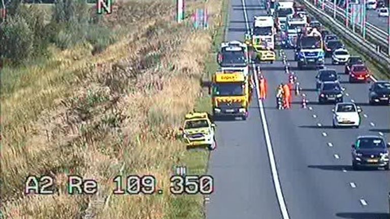 De vrachtwagen strandde op de A2 bij Empel (foto: Twitter Rijkswaterstaat).