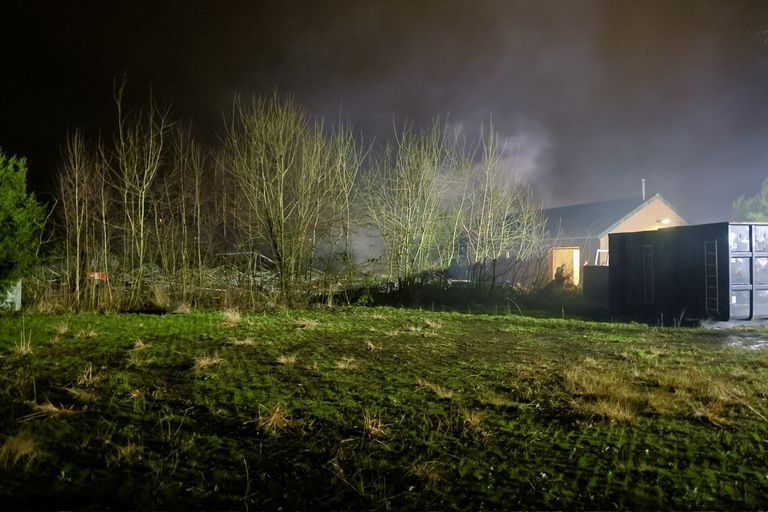 Boven het pand was de nodige rook te zien (foto: Saskia Kusters/SQ Vision). 