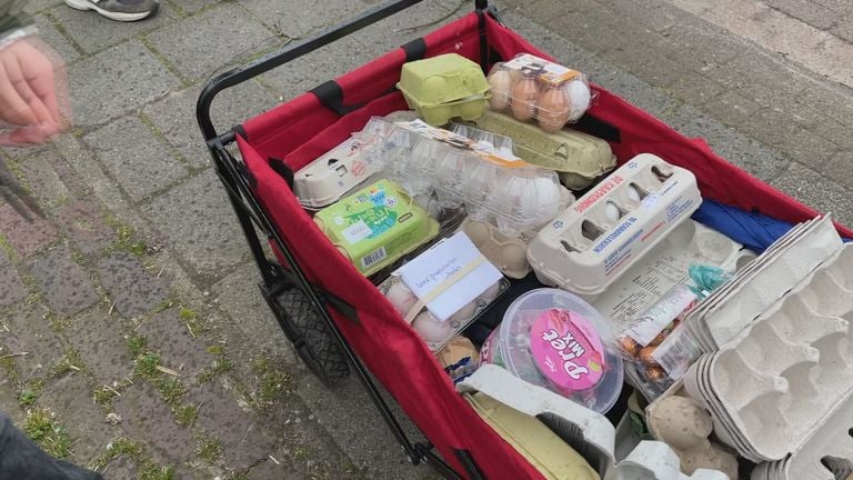 Een volle bolderkar met eieren (Foto: Omroep Brabant)