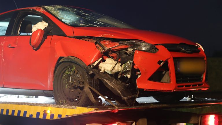 Een berger nam de zwaar beschadigde auto na de botsing in Liempde  mee (foto: Sander van Gils/SQ Vision).