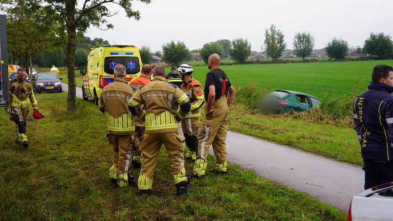 Verschillende hulpverleners werden opgeroepen na de kop-staartbotsing in Hooge Zwaluwe (foto: Jeroen Stuve/SQ Vision).