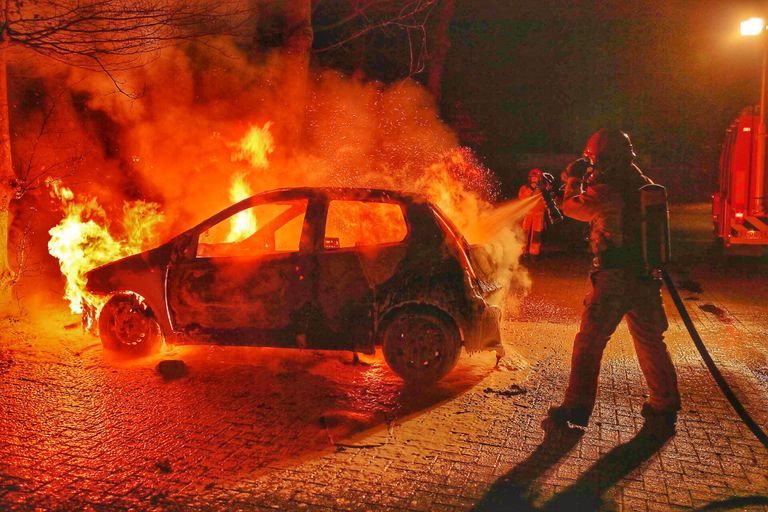 De brandweer bluste de auto in Eersel (foto: Rico Vogels/SQ Vision).