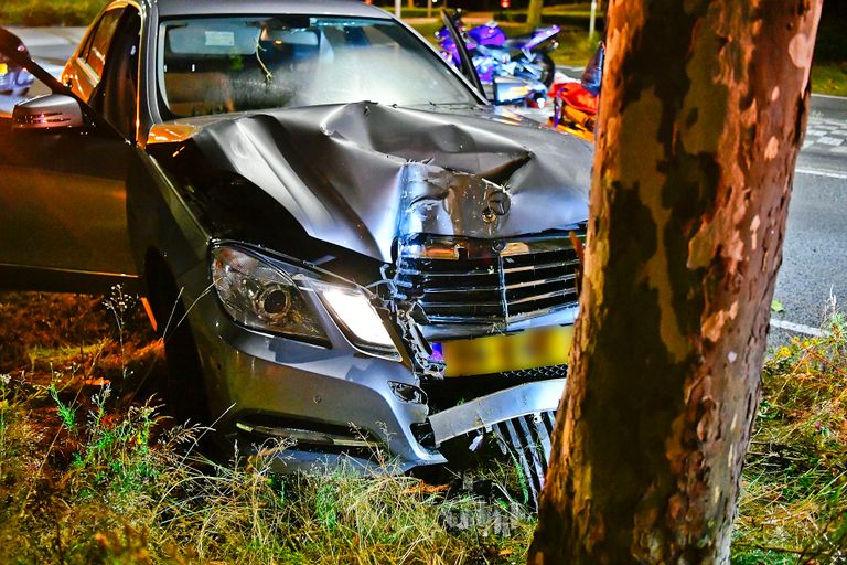 De auto raakte bij de crash in Valkenswaard zwaar beschadigd (foto: Rico Vogels/SQ Vision).