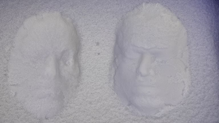 Perry en Erwin drukten hun gezicht ook in de sneeuw (foto: Perry van der Aa).