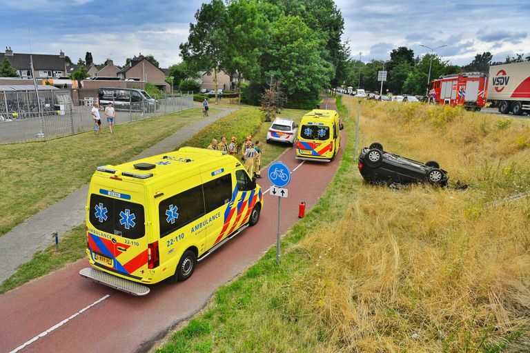Bij het ongeluk op de Heerbaan in Veldhoven raakten twee mensen gewond (foto: Rico Vogels/SQ Vision).