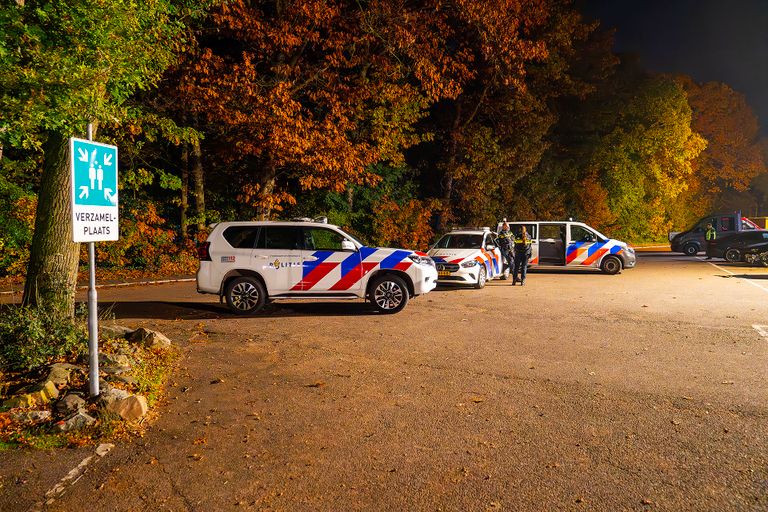 De zoekactie vond plaats in een bos vlakbij hotel en camping De Naaldhof in Oss (foto: Gabor Heeres/SQ Vision).