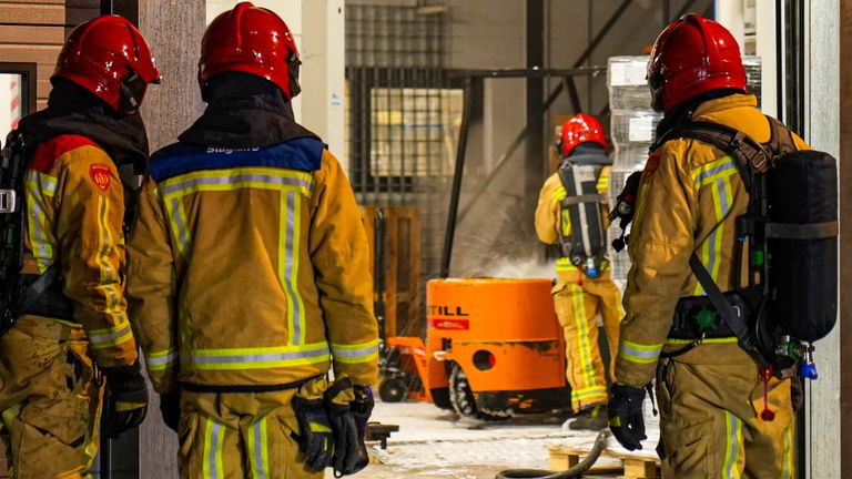 De brandweer bluste het vuur in de bedrijfshal in Someren (foto: Harrie Grijseels/SQ Vision).