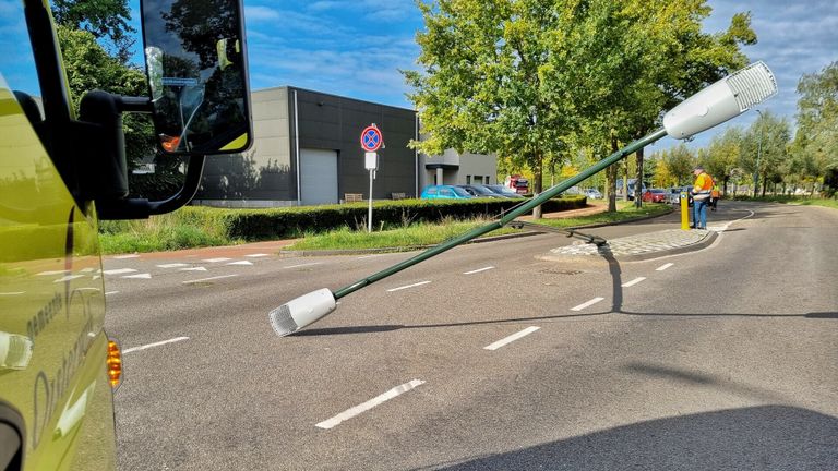 Het ging mis toen de vrachtwagenchauffeur de bocht wilde nemen (foto: Toby de Kort/SQ Vision).