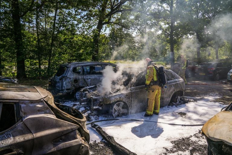 De brand in Heeze ontstond rond tien uur 's ochtends, tijdens het wegbranden van onkruid (foto: Dave Hendriks/SQ Vision).