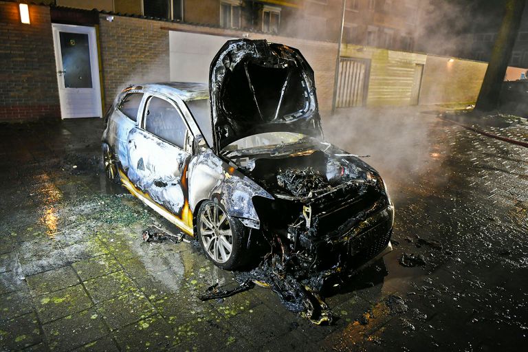 Van de auto bleef weinig over (foto: Rico Vogels/SQ Vision).