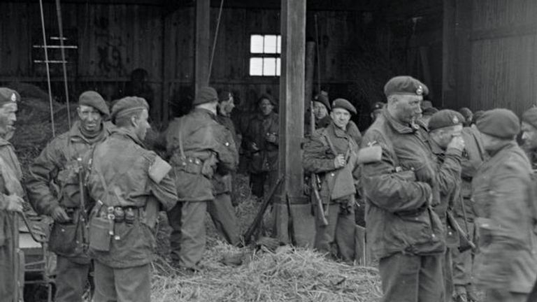 De commando's in de Biesbosch in een schuur (foto: IWM/Imperial War Museum London)