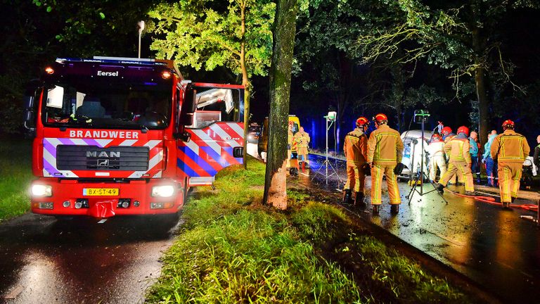 De automobilist raakte door nog onbekende oorzaak een boom langs de Vessemseweg in Knegsel (foto: Rico Vogels/SQ Vision).