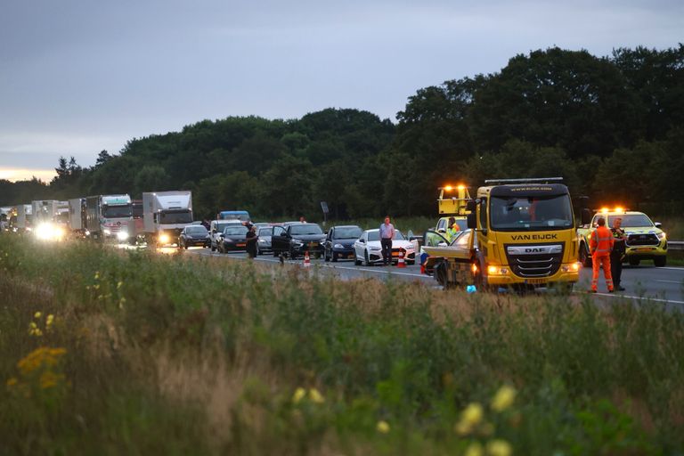 Op de A50 ontstond na de botsing bij Sint-Oedenrode een flinke file (foto: Sander van Gils/SQ Vision).