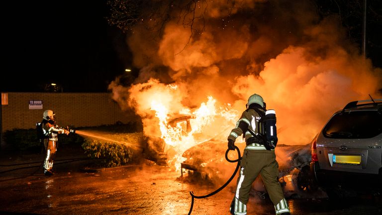 De brandweer kon niet voorkomen dat drie auto's volledig uitbrandden (foto: Jack Brekelmans/SQ Vision).