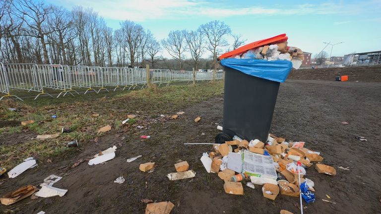 Aan de overvolle prullenbakken is nog te zien hoe druk het dit weekend was.