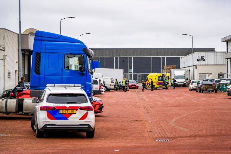 Het ongeluk gebeurde in een autogarage aan de Rooijakkersstraat in Eindhoven (foto: SQ Vision). 