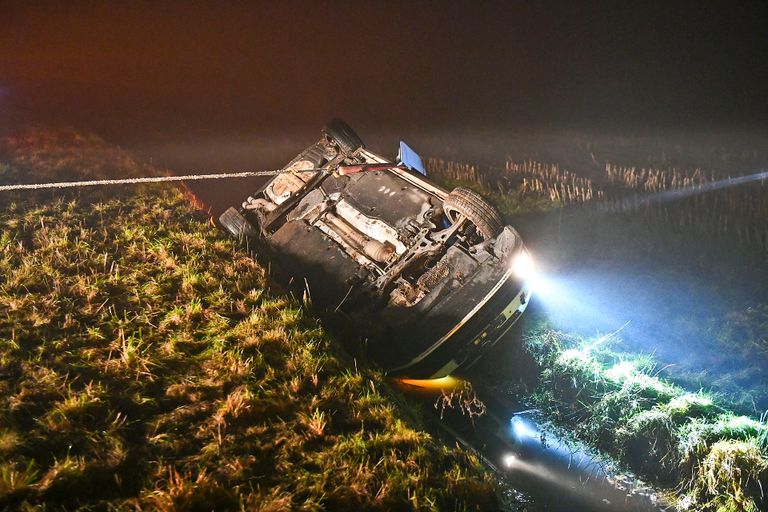 De auto werd op het gras getrokken (foto: Rico Vogels/SQ Vision).