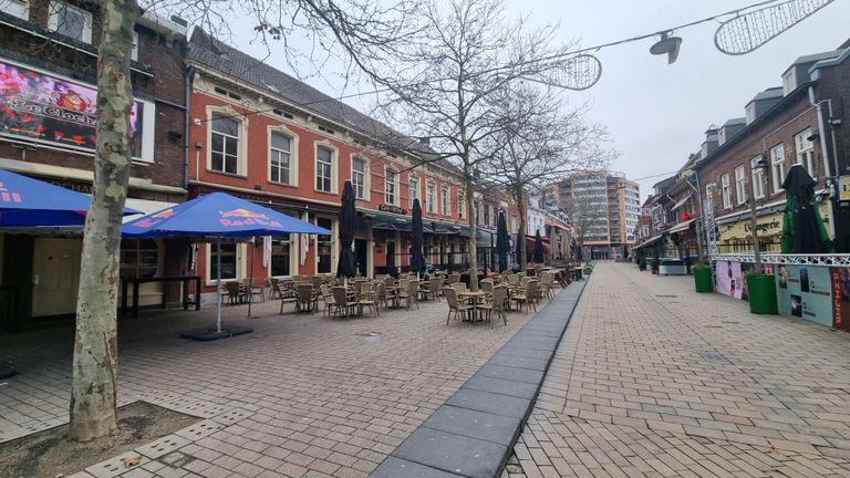 De Korte Heuvel is rond lunchtijd uitgestorven (foto: Collin Beijk)