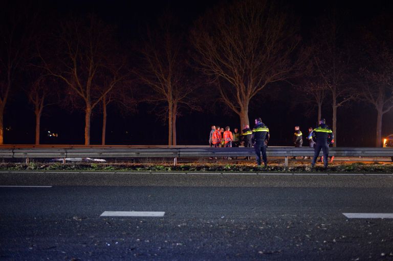 De politie vermoedt dat het slachtoffer uit de auto werd geslingerd en op de andere rijbaan door meerdere weggebruikers werd aangereden (foto: Perry Roovers/SQ Vision).