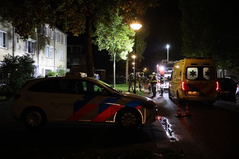 Diverse hulpdiensten werden gewaarschuwd vanwege de rookmelder die afging aan de Anemoonstraat in Sint-Michielsgestel (foto: Sander van Gils/SQ Vision).