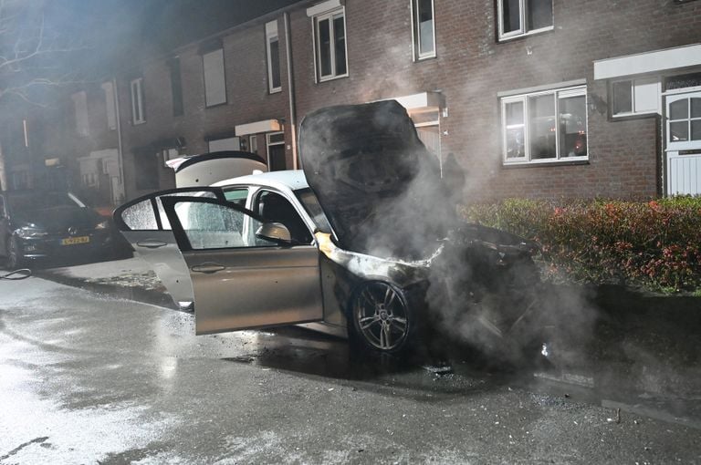 De auto in de Kesterenlaan in Breda raakte zwaar beschadigd (foto: Perry Roovers/SQ Vision).