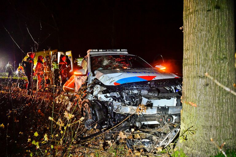 Een agent raakte in een kuil de macht over het stuur kwijt waarna de auto op een boom langs de Borkelsedijk botste (foto: Rico Vogels/SQ Vision).