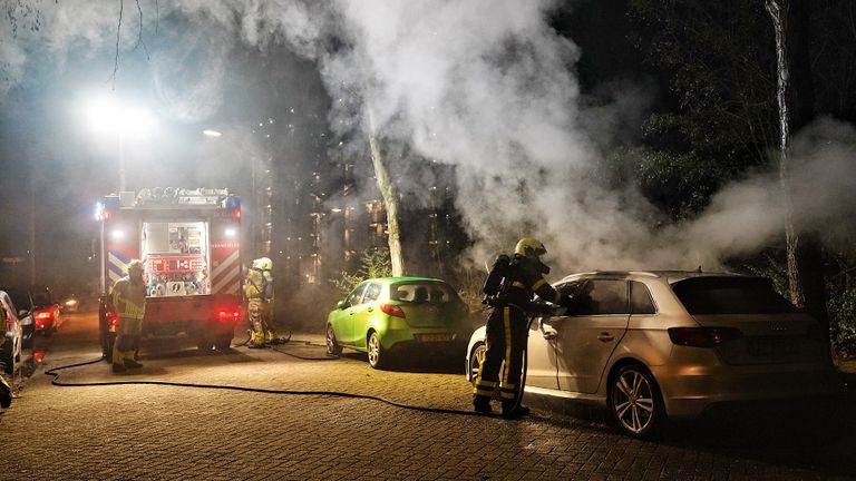 De brandweer bluste het vuur bij de auto in Oosterhout (foto: SQ Vision).